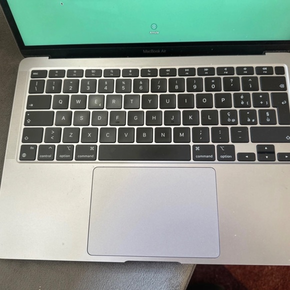 Apple MacBook Air 2018 with Black and Silver Design - Picture 2 of 8